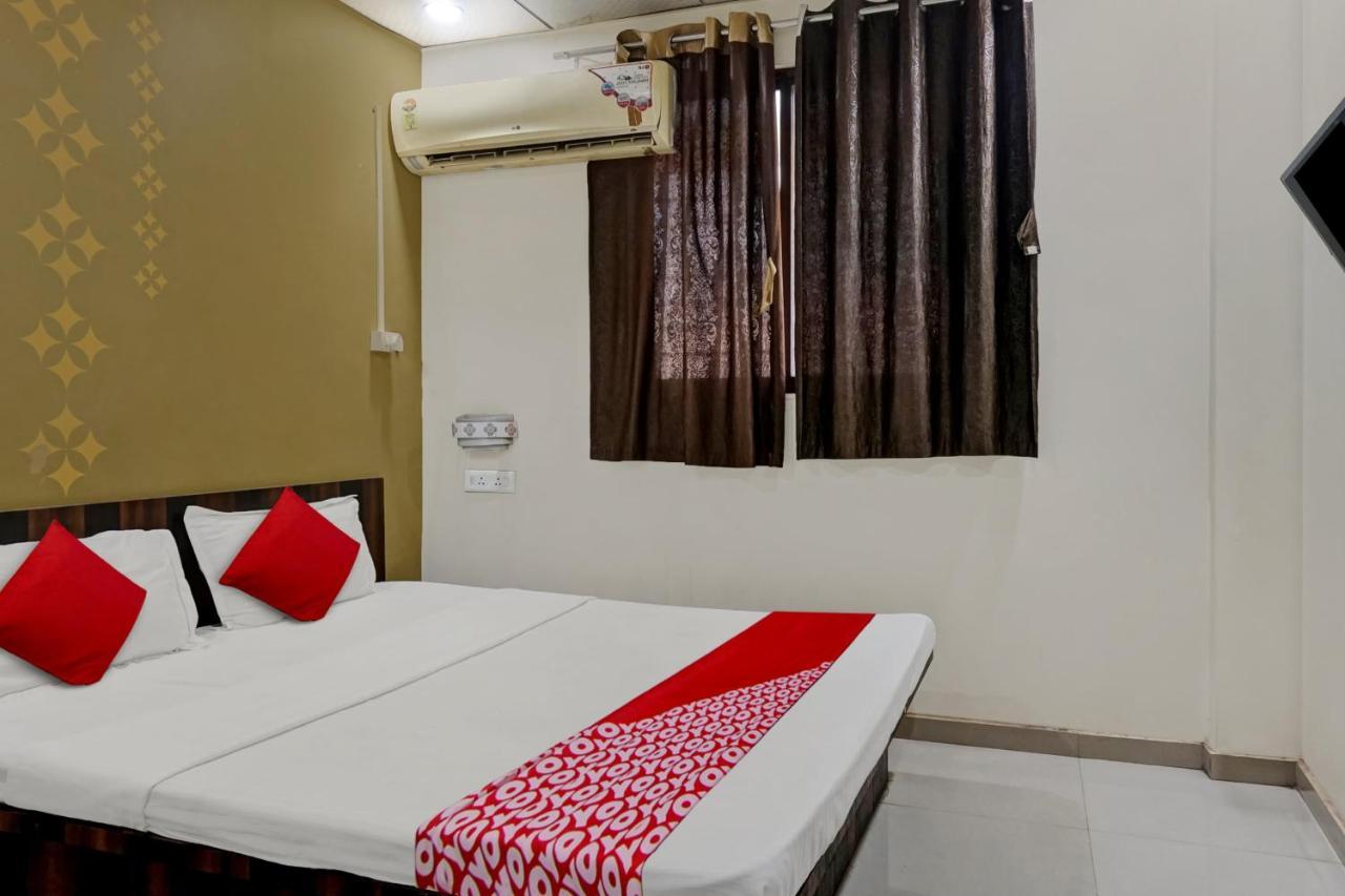 Oyo Flagship Sai Satyam Lodge ปูเน่ ภายนอก รูปภาพ